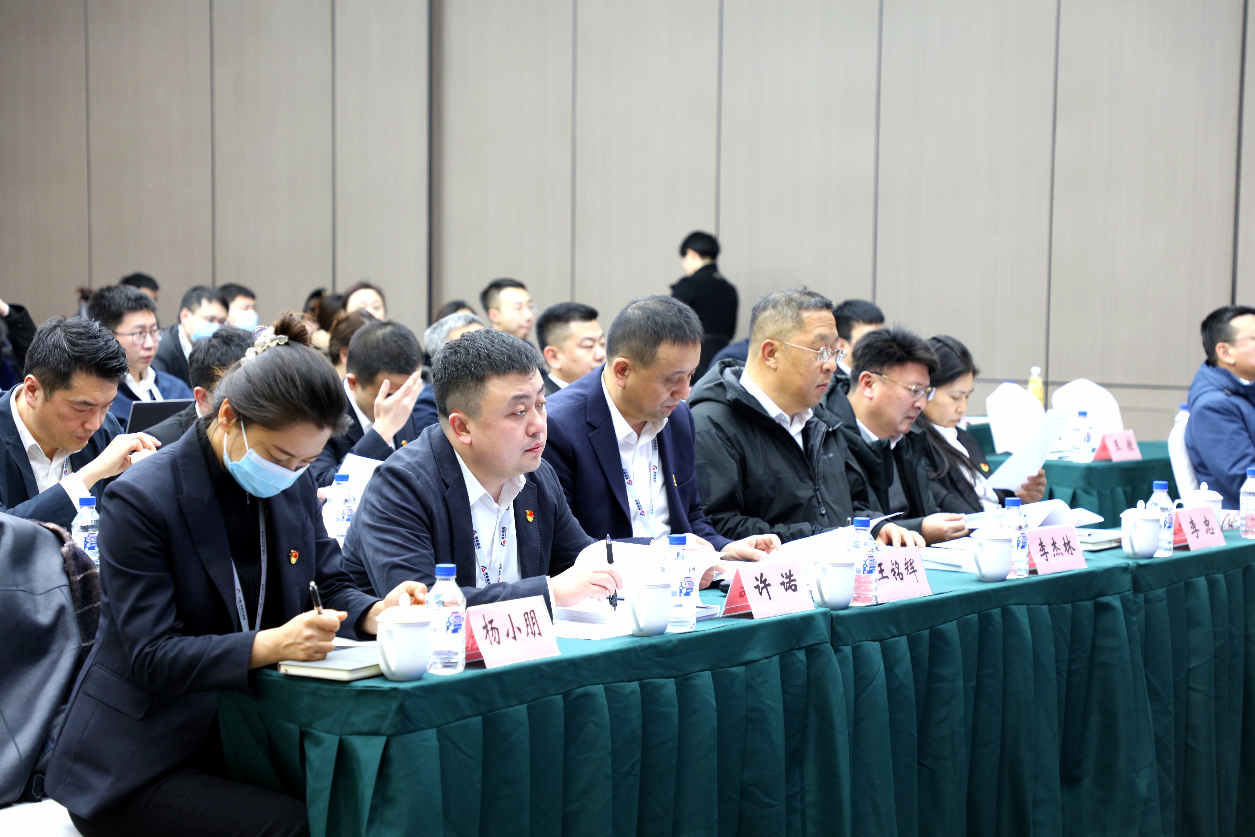 集團舉行機關(guān)中層干部、借調和駐村干部2022年度述職測評會(huì )議
